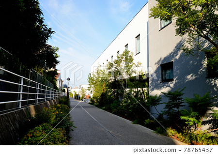 在下北澤站和東北澤站之間的新開發區重新裝載商業設施的風景 在下北澤站和東北澤站之間的新開發區重新裝載商業設施的風景 78765437