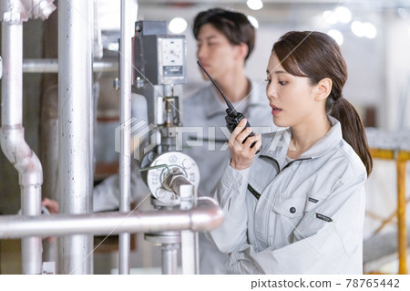 兩名工人用一隻手檢查現場 兩名工人用一隻手檢查現場 78765442