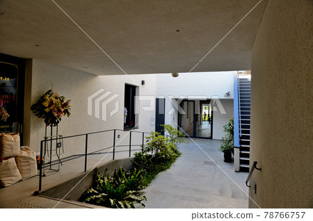 在下北澤站和東北澤站之間的新開發區重新裝載商業設施的風景 78766757