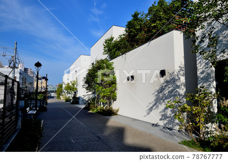 在下北澤站和東北澤站之間的新開發區重新裝載商業設施的風景 在下北澤站和東北澤站之間的新開發區重新裝載商業設施的風景 78767777