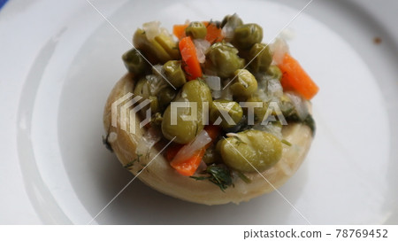 Healthy food Artichoke on the white plate. Close-up Artichoke food with beans, peas, onions and carrots. Delicious healthy vegan food with olive oil. Healthy food Artichoke on the white plate. Close-up Artichoke food with beans, peas, onions and carrots. Delicious healthy vegan food with olive oil. 78769452