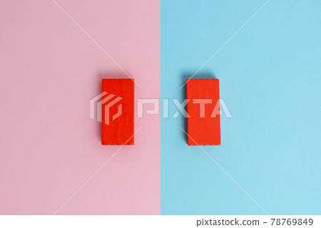 Comparison of Two Objects Blocks Pencils Sticker Notes Facing Inward Outward Making An Arrangement Reflection On a Separated Coloured Background Shot In A Flat Lay Perspective Comparison of Two Objects Blocks Pencils Sticker Notes Facing Inward Outward Making An Arrangement Reflection On a Separated Coloured Background Shot In A Flat Lay Perspective 78769849