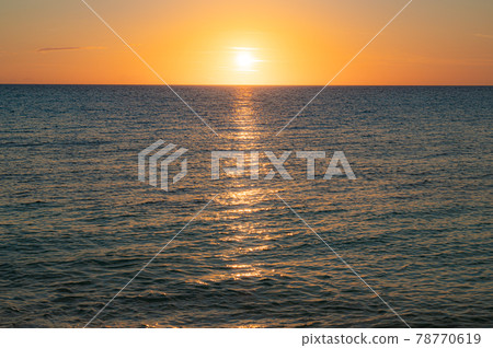 Yoronoshima的夕陽輝光 78770619