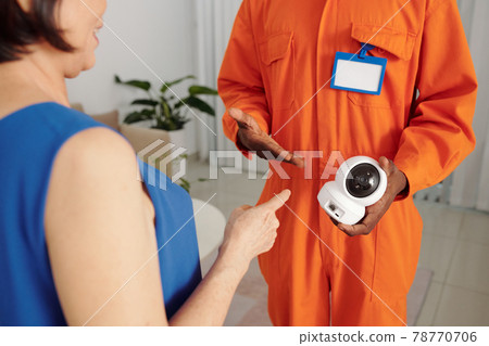 Explaining benefits of security camera 78770706