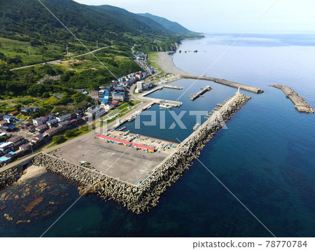 初夏北海道上之國鹽吹漁港鳥瞰圖 初夏北海道上之國鹽吹漁港鳥瞰圖 78770784