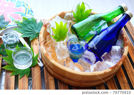 Summer to enjoy cold sake 78770910