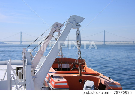 從巨型渡輪看到的瀨戶內海/明石海峽大橋 78770956