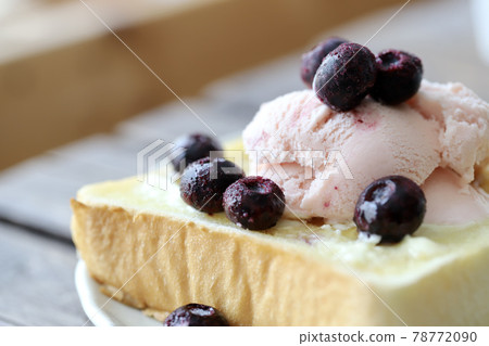 Sweet toast with large blueberries and strawberry ice cream 78772090