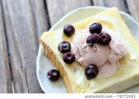 甜吐司配大藍莓和草莓冰淇淋 78772091