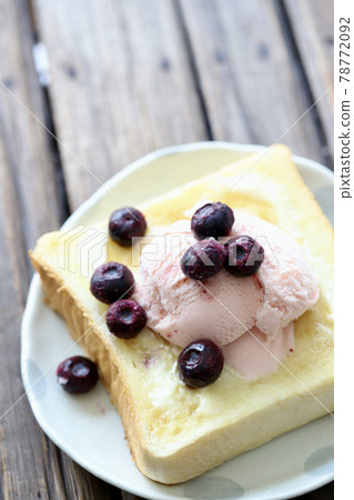 甜吐司配大藍莓和草莓冰淇淋 78772092