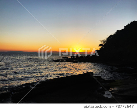 Sunrise along the coast Sunrise along the coast 78772647