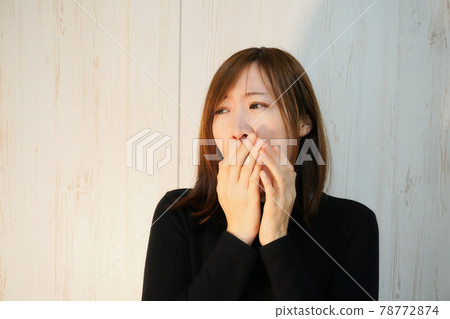 女：昏昏欲睡的打哈欠場景 78772874