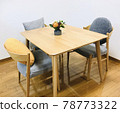 餐桌和3把椅子。 78773322