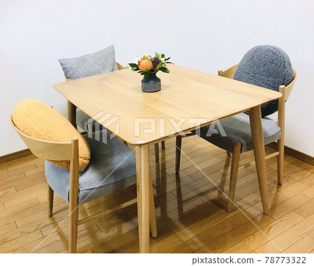 Dining table and 3 chairs. 78773322