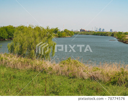 A distant view of Saitama city from the Arakawa riverbed 78774576