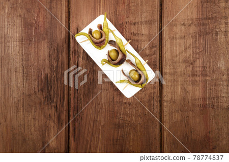 An overhead photo of a gilda, traditional Spanish snack 78774837