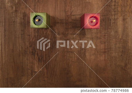 Overhead photo of green and red candle with copy space 78774986