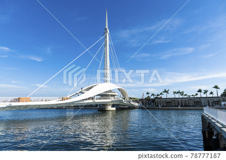 Landscape view of the beautiful pedestrian rotating bridge (Great Harbor Bridge/ Dagang bridge) connecting Pier-2 Art Center and Peng-lai commercial harbor in Kaohsiung, Taiwan Landscape view of the beautiful pedestrian rotating bridge (Great Harbor Bridge/ Dagang bridge) connecting Pier-2 Art Center and Peng-lai commercial harbor in Kaohsiung, Taiwan 78777187