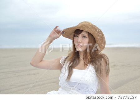 Woman posing on the beach 78778157