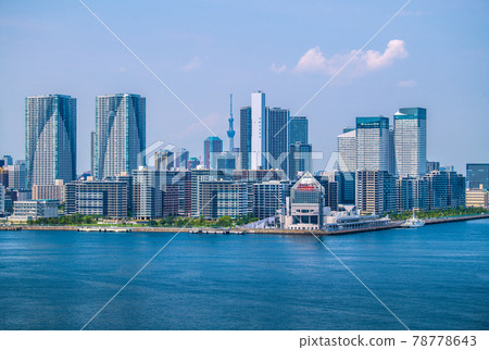 View of Japan's Tokyo cityscape, such as the Harumi flag and PM51 "Katori" (right of the screen) 78778643