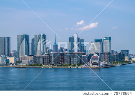 View of Japan's Tokyo cityscape, such as the Harumi flag and PM51 "Katori" (right of the screen) 78778694