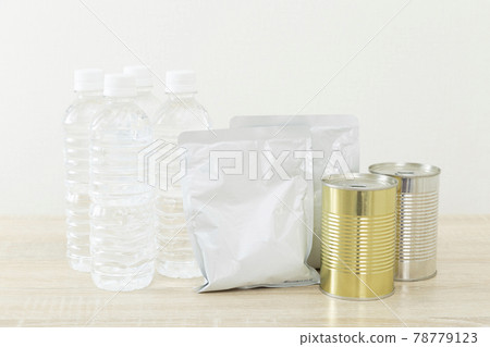 應急食品排在桌子上 78779123