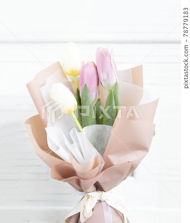 Bouquet of tulip over white wooden frame. 78779183