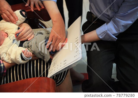 The one-month-old baby shaved his hair, which is a 78779280