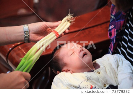 Before the full-moon baby performed the shaving Before the full-moon baby performed the shaving 78779282