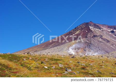 Asahidake with autumn leaves and the first snowfall in Hokkaido Asahidake with autumn leaves and the first snowfall in Hokkaido 78779715