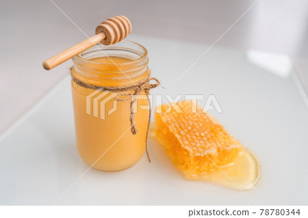Honey pot with honey dipper and natural honeycomb 78780344