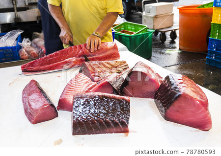 fresh bluefin tuna being cut into slices at the fish market in Kaohsiung, Taiwan. fresh bluefin tuna being cut into slices at the fish market in Kaohsiung, Taiwan. 78780593