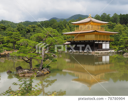 更換茅草屋頂後的雨季金閣寺 更換茅草屋頂後的雨季金閣寺 78780904