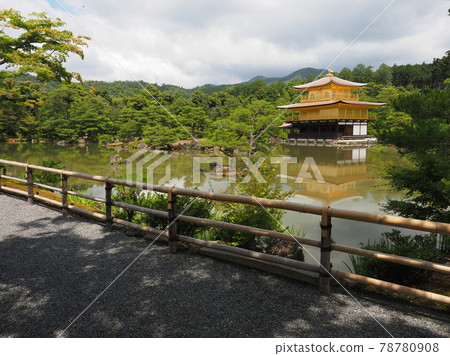 更換茅草屋頂後的雨季金閣寺 更換茅草屋頂後的雨季金閣寺 78780908