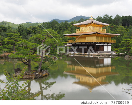 更換茅草屋頂後的雨季金閣寺 更換茅草屋頂後的雨季金閣寺 78780929