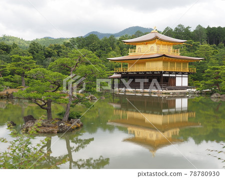 更換茅草屋頂後的雨季金閣寺 更換茅草屋頂後的雨季金閣寺 78780930