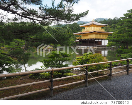 更換茅草屋頂後的雨季金閣寺 更換茅草屋頂後的雨季金閣寺 78780943
