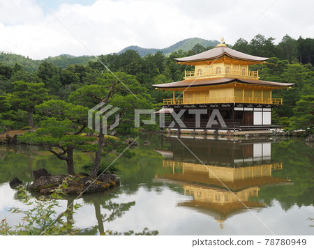 更換茅草屋頂後的雨季金閣寺 更換茅草屋頂後的雨季金閣寺 78780949