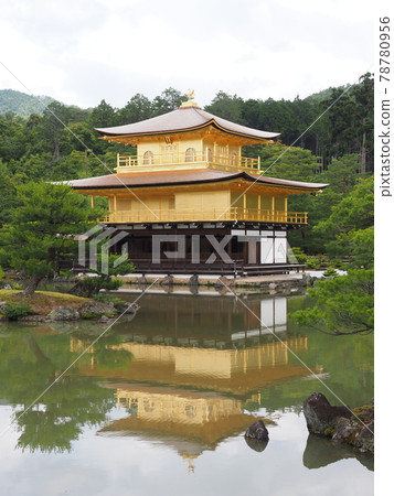 更換茅草屋頂後的雨季金閣寺 更換茅草屋頂後的雨季金閣寺 78780956