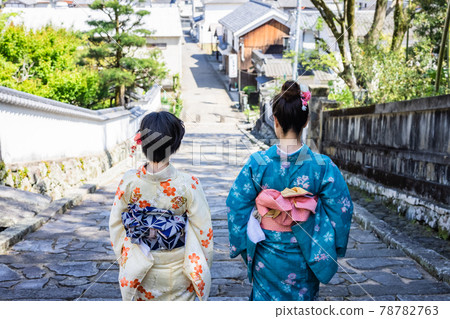 A young woman wearing a kimono and sightseeing on a women's trip [Kitsuki City] 78782763