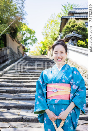 A young woman wearing a kimono and sightseeing on a women's trip [Kitsuki City] 78782839