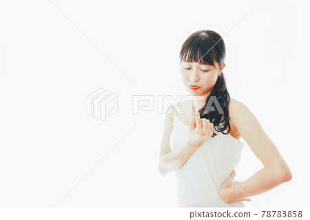 在房間裡做頭髮護理的年輕女人 在房間裡做頭髮護理的年輕女人 78783858