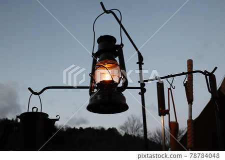 Light a hurricane lantern Light a hurricane lantern 78784048