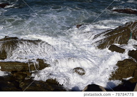 Rough waves in rocky areas of the Sea of Japan 78784778