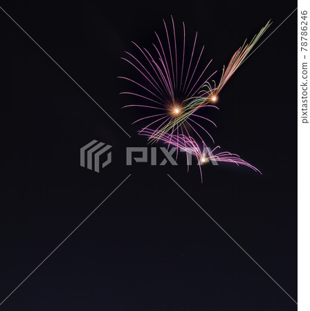 為夜空增添色彩的大型煙花 為夜空增添色彩的大型煙花 78786246