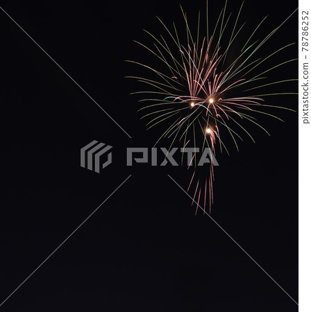 為夜空增添色彩的大型煙花 為夜空增添色彩的大型煙花 78786252