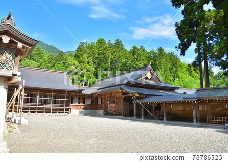 藍天下的新潟彌彥神社 78786523