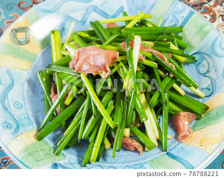 Green onion and prosciutto salad 78788221