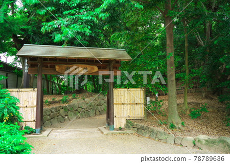 The back gate surrounded by the fresh green of Tokugawaen 78789686