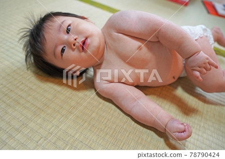 嬰兒在日式房間裡想翻身 嬰兒在日式房間裡想翻身 78790424